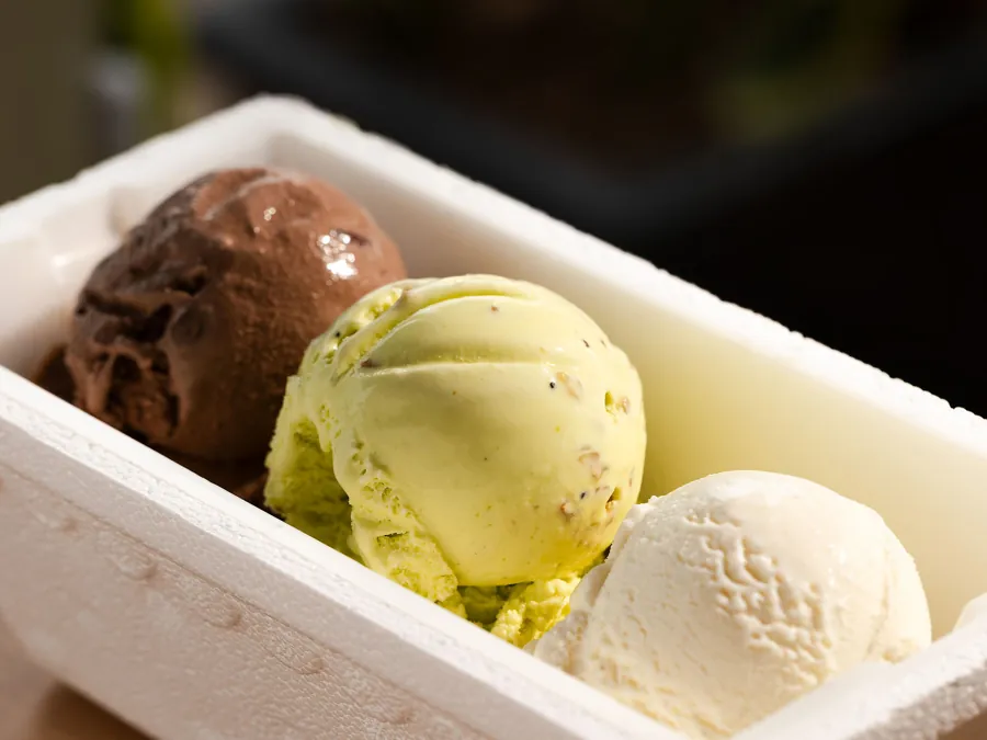 Isopor com sorvete de chocolate, pistache e creme