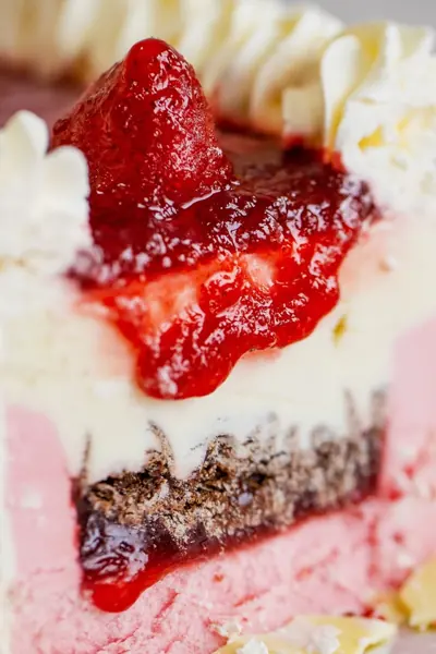Torta de sorvete com morangos de perto