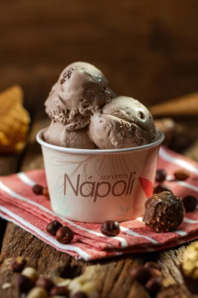 Copo de sorvete de chocolate com trufas