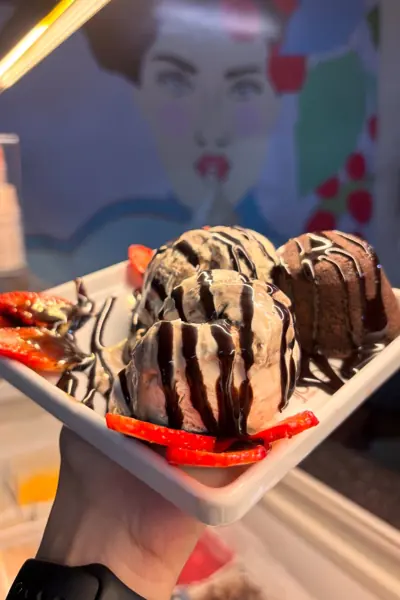 Sorvete com calda de chocolate e morango